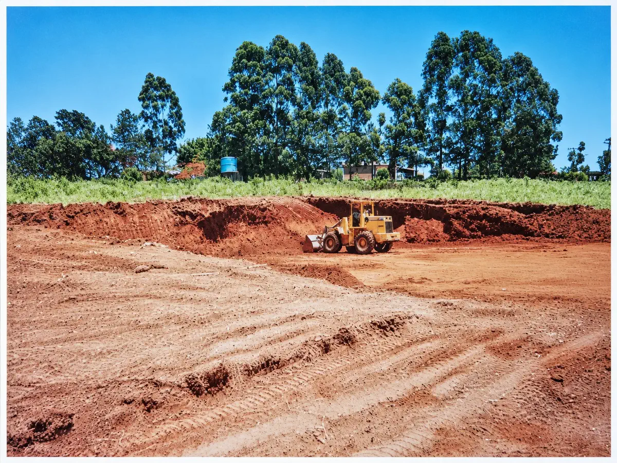 Máquina preparando o terreno onde seriam construídas as estufas